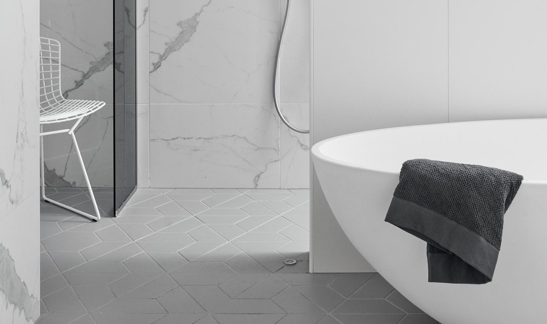 ABL-Laatat - referenssit - kylpyhuoneen marmorikuvioiset laatat ja muotolaatta lattiassa